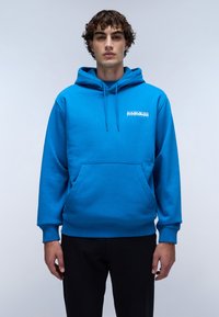 Blauwe pullover hoodie met een voorzak, verstelbare trekkoord capuchon, geribde manchetten en een klein logo detail op de borst.