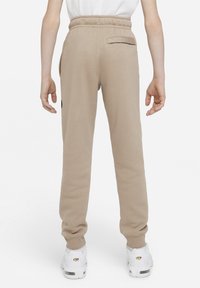 Béžové tepláky s elastickým pasem, bočními kapsami a jednou zadní kapesou. Vyrobené z měkkého, strukturovaného materiálu.