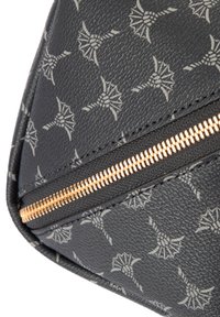 Bolso de cuero negro con textura que presenta un patrón repetido de paraguas gris claro. Detalles en cremallera dorada a lo largo de un borde que realzan la funcionalidad.