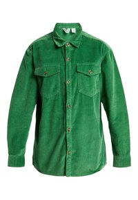 Chemise boutonnée à manches longues en velours côtelé vert, avec deux poches à rabat sur la poitrine et un col, fabriquée en tissu texturé à côtes.