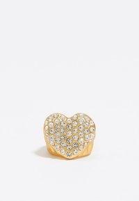 Anillo en forma de corazón dorado adornado con múltiples cristales transparentes, con un acabado suave y un diseño ligeramente elevado para añadir textura.