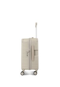Valise rigide beige avec quatre roues, poignée latérale, fermeture éclair, serrure à combinaison intégrée et poignée télescopique prolongée.