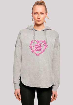 Grau Hoodie aus weichem Stoff, mit einem großen pinken Grafikdruck, auf dem "NOT YOUR BABE" steht, umgeben von einem Stacheldrahtdesign.