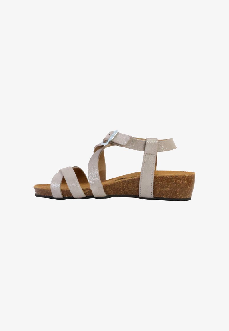 Beige wedge sandalen met glinsterende banden, voorzien van een kurken voetbed en een zwarte rubberen buitenzool. Verstelbare enkelriem met metalen gesps.