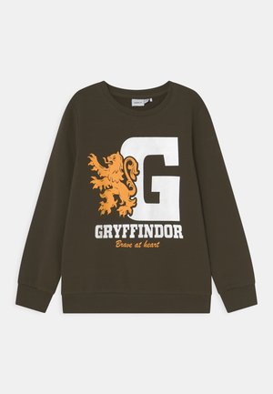 Ciemnozielona bluza z dużą białą literą G, pomarańczowym herbem lwa oraz napisem „Gryffindor Brave at heart” na przodzie.