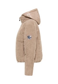 Beżowa kurtka z korduroyu z błyszczącym kapturem puchowym, zapięcie na zamek oraz okrągła naszywka z logo na lewym rękawie. Teksturowany materiał z pionowymi liniami.