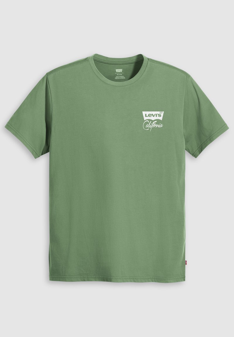 Groene katoenen t-shirt met een klassiek ronde halslijn, korte mouwen en het witte logo "Levi's California" bedrukt op de voorkant.