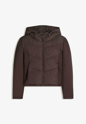 Barna pufi dzseki zipzáras záródással, csatlakoztatott kapucnival és hosszú ujjakkal. Az elülső felső részen steppelt mintával és az ujjakon sima anyaggal rendelkezik.