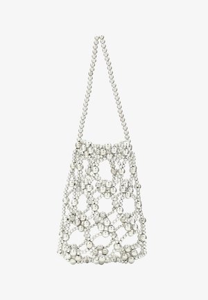 Sølvperle taske med et netdesign, der har runde perler i forskellige størrelser, en struktureret form og en skulderkæde lavet af mindre perler.