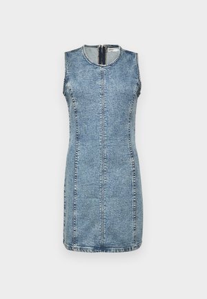 Vestido de ganga sem mangas em azul claro, com decote redondo, forma justa e costuras visíveis na frente e nas laterais.