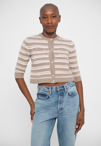 Cardigan scurt în dungi bej și crem, având un tricot texturat, mâneci 3/4 și nasturi din perle pe față.
