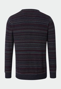 Dunkler Pullover mit einem gestreiften Muster in marineblau, burgunderrot und grau. Rippbündchen und -saum, aus strukturiertem Strickgewebe gefertigt.