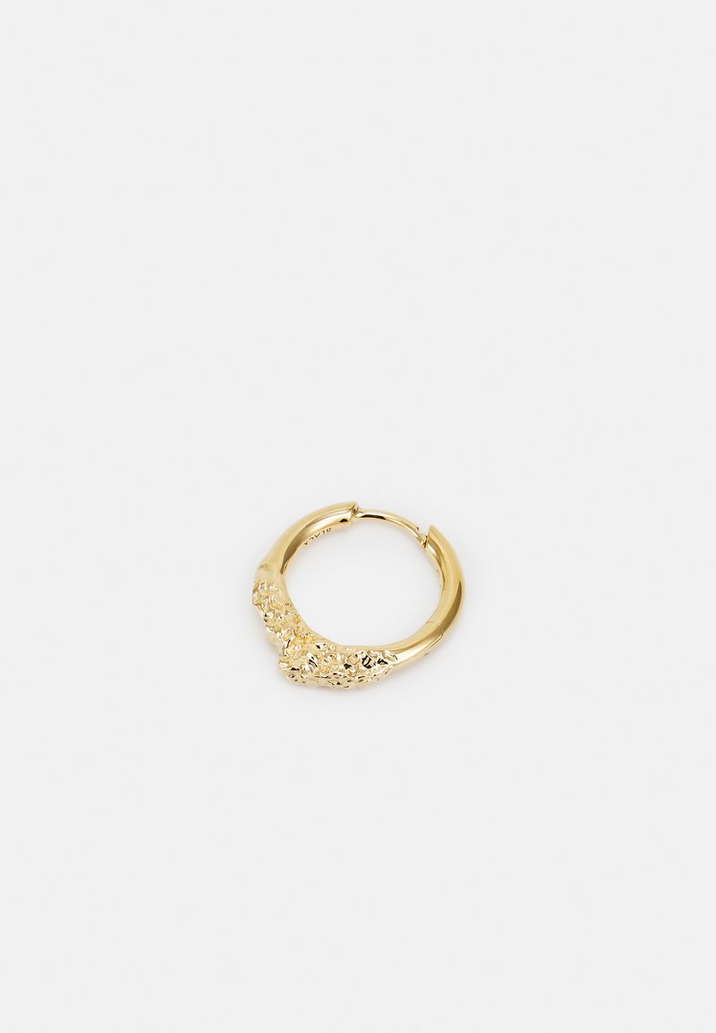 Auksinis kabantis auskaras su tekstūruotu, organišku dizainu vienoje pusėje, be siūlų, lakuotas paviršius, maždaug 2 cm skersmens.