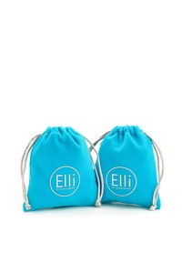 Plavi ruksaci s povlačenjem napravljeni od mekog materijala, s kružnim bijelim logotipom "Elli by Julie & Grace." Glatka tekstura s ojačanim rubovima.