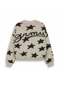 Maglione grigio chiaro con motivi di stelle marrone scuro e scritte ricamate. Maniche e orlo a coste con scollatura a girocollo.