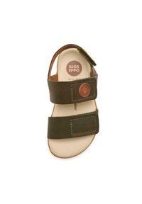 Sandalo verde in pelle con due cinturini regolabili, dettaglio del logo circolare, soletta beige e suola di colore naturale.