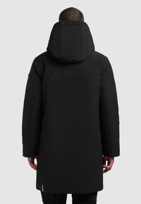 Čierny zateplený parka s kapucňou, s rovnom strihom, minimálnym šitím a hladkým povrchom. Jednoduchý dizajn bez ozdôb.