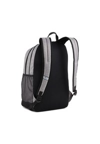 Zaino in tessuto grigio con retro nero testurizzato, tasca laterale in rete, spallacci imbottiti e una decorazione logo su uno degli spallacci.