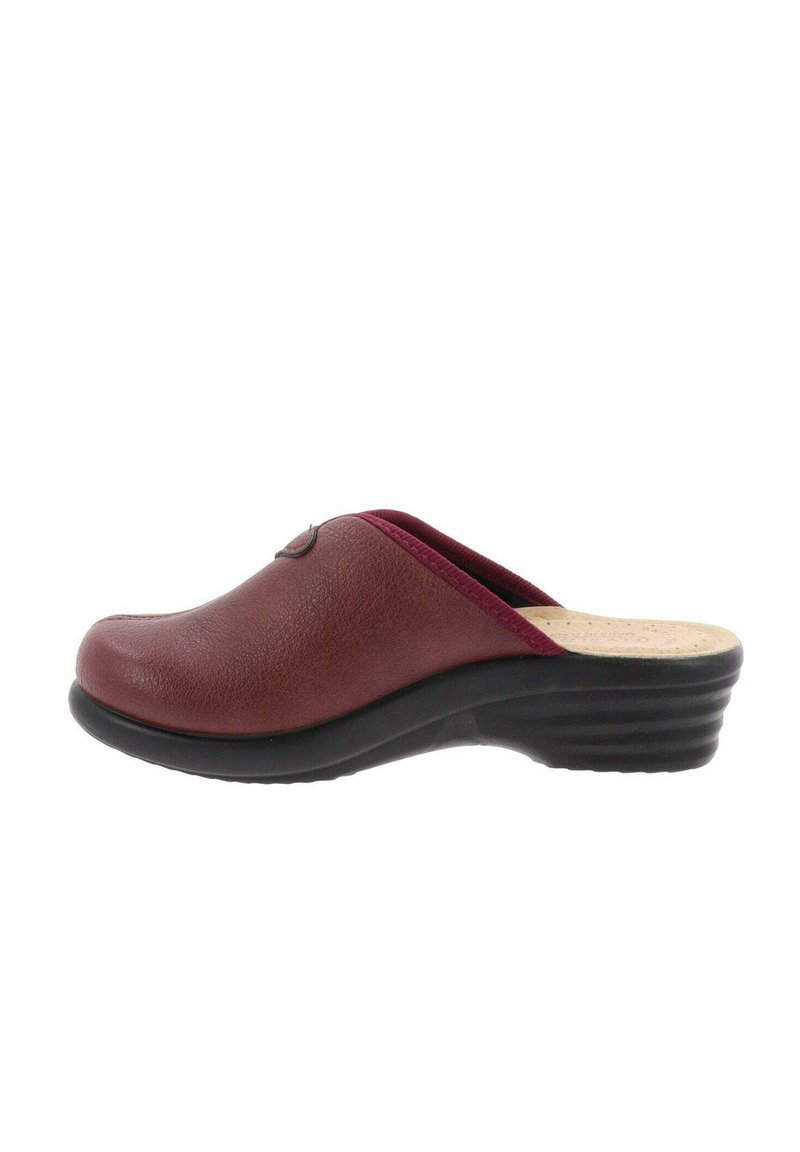 Zueco de cuero granate con punta redondeada, diseño sin cordones, parte superior texturizada y suela de goma negra con ranuras verticales para agarre.