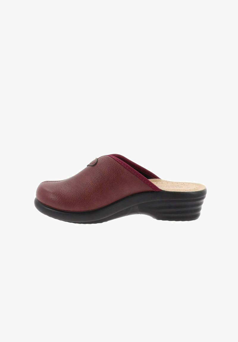 Zoccolo in pelle color mogano con punta arrotondata, design senza lacci, parte superiore testurizzata e suola in gomma nera con scanalature verticali per una maggiore aderenza.