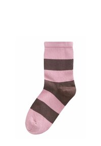 Calzino a righe in cotone, con strisce alternate di rosa e marrone scuro, texture lavorata a maglia e bordo a costine nella parte superiore.