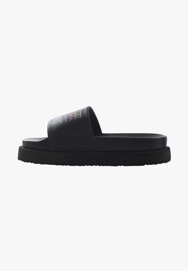 Sandale slide noire avec semelle épaisse et large bride présentant un logo brodé coloré sur le dessus.