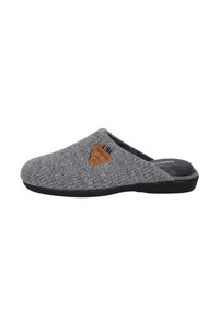Zapatilla de punto gris con parte superior texturizada, suela de goma negra y una etiqueta triangular marrón con rayas multicolores en el costado.