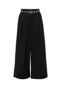 Pantaloni neri a gamba larga realizzati in un tessuto morbido, con pieghe e un logo bianco "RICHMOND" a contrasto in vita.