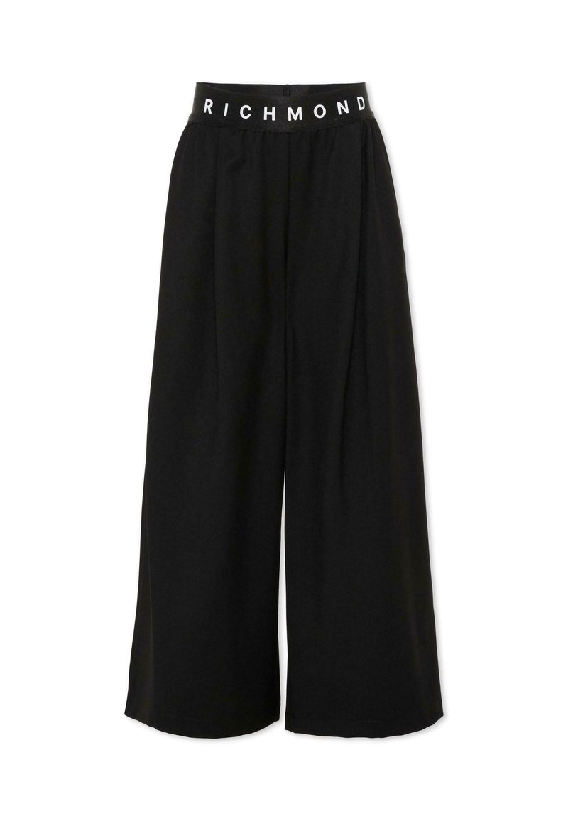 Pantaloni neri a gamba larga realizzati in un tessuto morbido, con pieghe e un logo bianco "RICHMOND" a contrasto in vita.