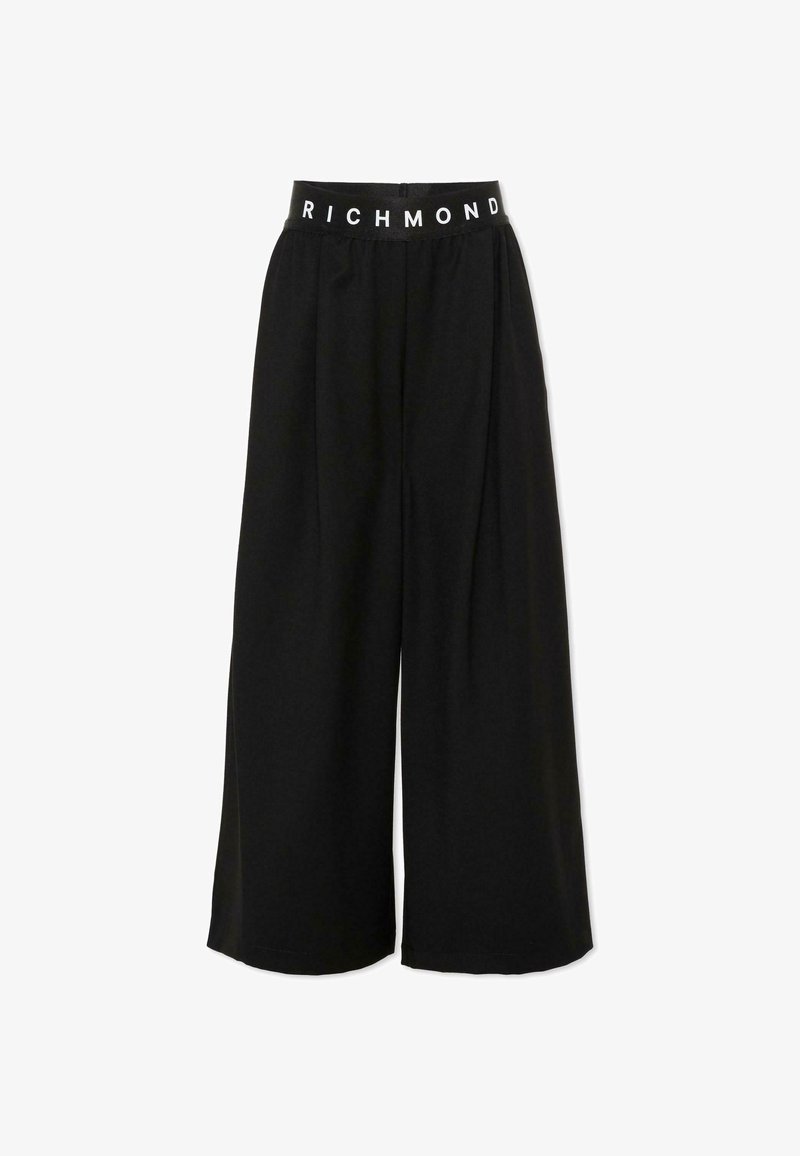 Pantaloni neri a gamba larga realizzati in un tessuto morbido, con pieghe e un logo bianco "RICHMOND" a contrasto in vita.