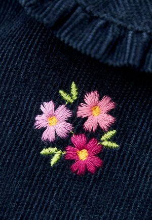 Marineblauer Stoff mit einer strukturierten Oberfläche, die gestickte Blumen in Rosa und Burgunder zeigt, jede mit gelben Mittelpunkten und grünen Blättern.