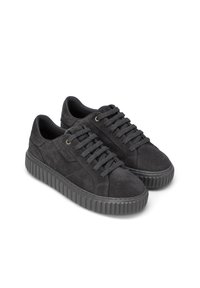 Szare zamszowe trampki z zaokrąglonymi noskami, grubą gumową podeszwą i płaskimi sznurowadłami. Boczne panele ozdobione są fakturowanym wzorem i srebrnymi oczkami.