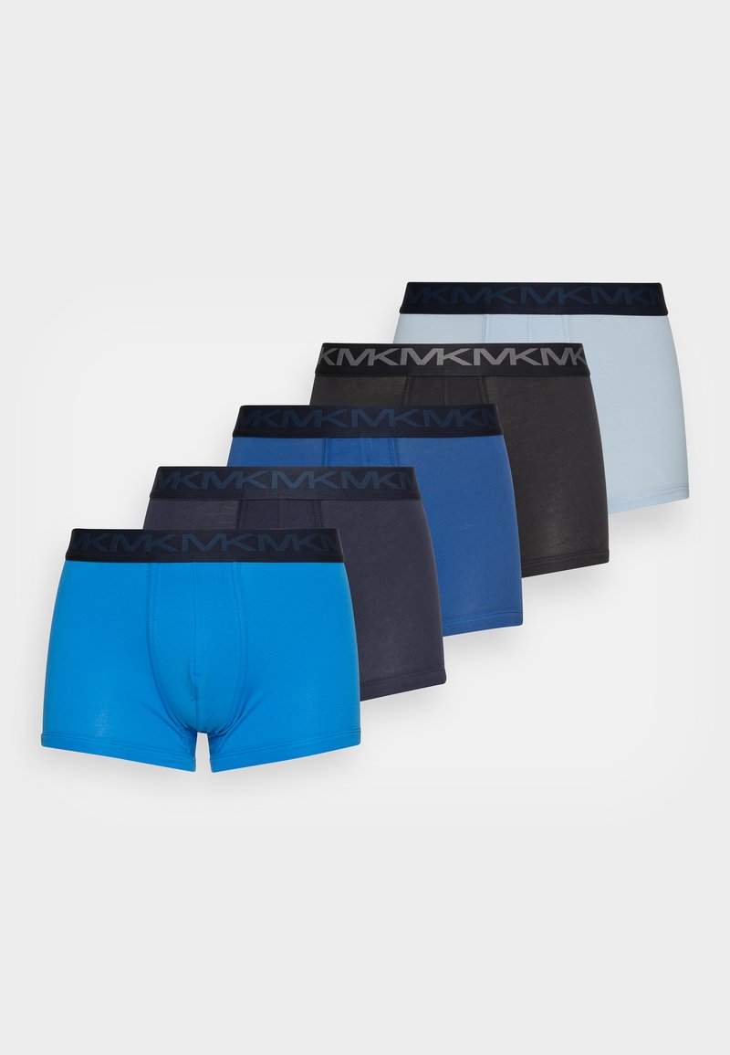 Cinque paia di boxer in diverse tonalità di blu, navy e nero. Ognuno ha un elastico scuro in vita con un logo. Tessuto morbido al tatto.
