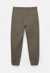 Oliven grønne joggerbukser med elastisk talje, samlet manchetter og en enkelt baglomme; glat tekstur og simpelt design.