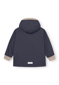 Otroški dežni anorak mornarsko modre barve z bež rebrastimi manšetami in obrobami kapuce, prikazan od zadaj na belem ozadju.