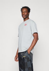 Nike Performance LIVERPOOL FC NIKE PRM JOCKTAG TEE - Vereinsmannschaften - light smoke grey