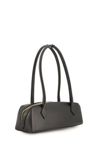 Schwarze Lederhandtasche mit rechteckiger Form, zwei langen Griffen und einem goldenen Reißverschluss. Strukturierte Oberfläche mit winkeligen Akzenten.