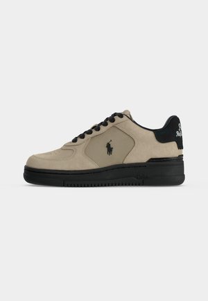 Baskets en daim beige avec semelle noire, lacets noirs et logo Polo Ralph Lauren sur le côté et la languette du talon.