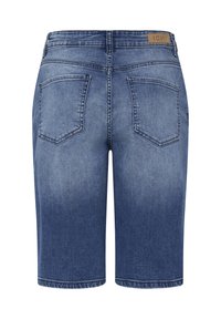 Shorts en jean bleu avec deux poches arrière et un patch de marque en cuir portant l'inscription "ICHI" sur la ceinture.