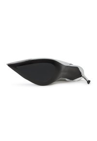 Tacco alto argentato metallico con punta affusolata, tomaia liscia e suola nera. Caratterizzato da un tacco sottile e un design minimalista.