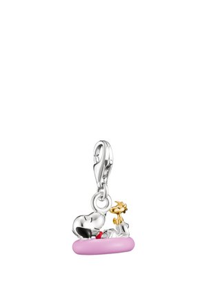 Silberanhänger mit Snoopy und Woodstock, die auf einer rosa Basis sitzen, befestigt an einem silbernen Karabinerverschluss.