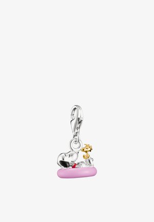 Silberanhänger mit Snoopy und Woodstock, die auf einer rosa Basis sitzen, befestigt an einem silbernen Karabinerverschluss.
