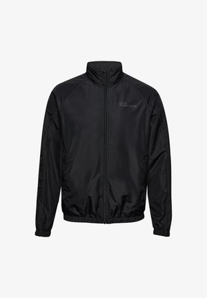 Schwarze Jacke mit Reißverschluss, hohem Kragen, elastischen Bündchen und Saum sowie kleinem "HALO"-Schriftzug mit Zahlen auf der linken Brust.