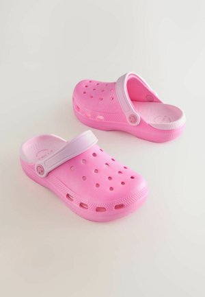 Roosad klotsid, millel on perforatsiooniga disain, valmistatud kergest materjalist, valge reguleeritava rihma ja tekstureeritud tallaga haarde parandamiseks.