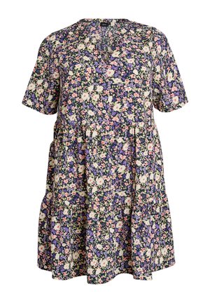 Krótka sukienka w kwiaty w odcieniach fioletu, bieli i różu, z dekoltem w serek, krótkimi rękawami i falbanami na spódnicy.