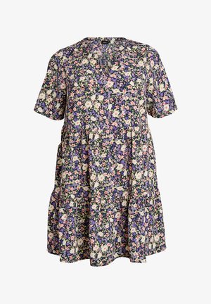 Krátké květinové šaty s fialovými, bílými a růžovými květy, výstřihem do V, krátkými rukávy a volánovou sukní.