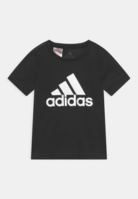 Camiseta negra de tejido suave con mangas cortas y escote redondo, que presenta un gran logo blanco de Adidas en la parte frontal.