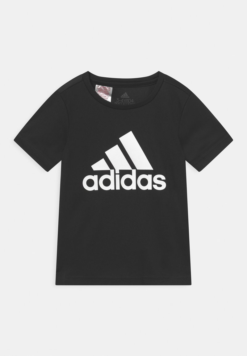 Camiseta negra de tejido suave con mangas cortas y escote redondo, que presenta un gran logo blanco de Adidas en la parte frontal.