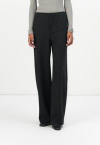 Sorte bredde bukser med vertikale pinstriper, som har en jevn tekstur og et høyt livdesign. Ideelle for formelle antrekk.