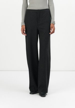 Sorte bredde bukser med vertikale pinstriper, som har en jevn tekstur og et høyt livdesign. Ideelle for formelle antrekk.